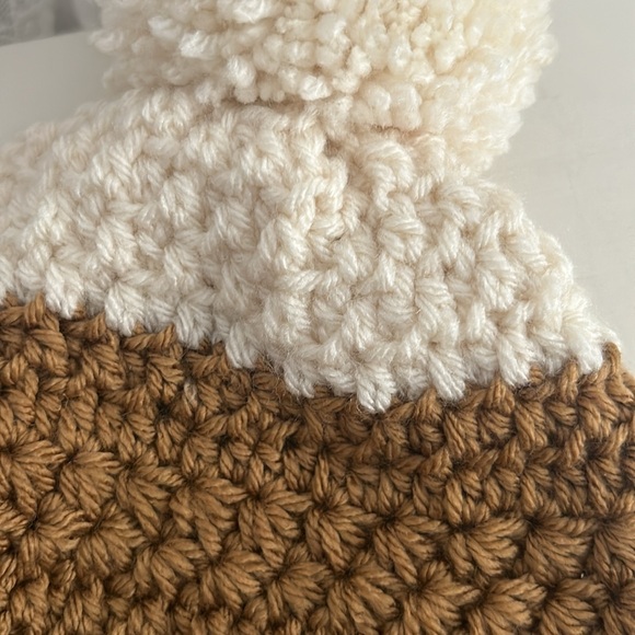 Hand made crochet hat with pompom - Picture 6 of 6